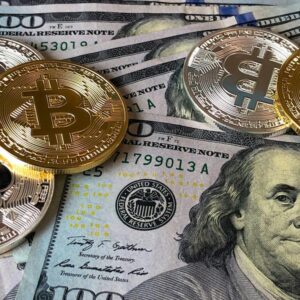 Billets et pièces de bitcoin.