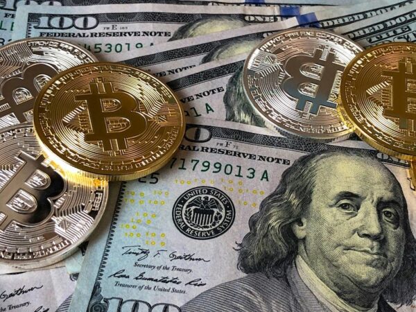 Billets et pièces de bitcoin.