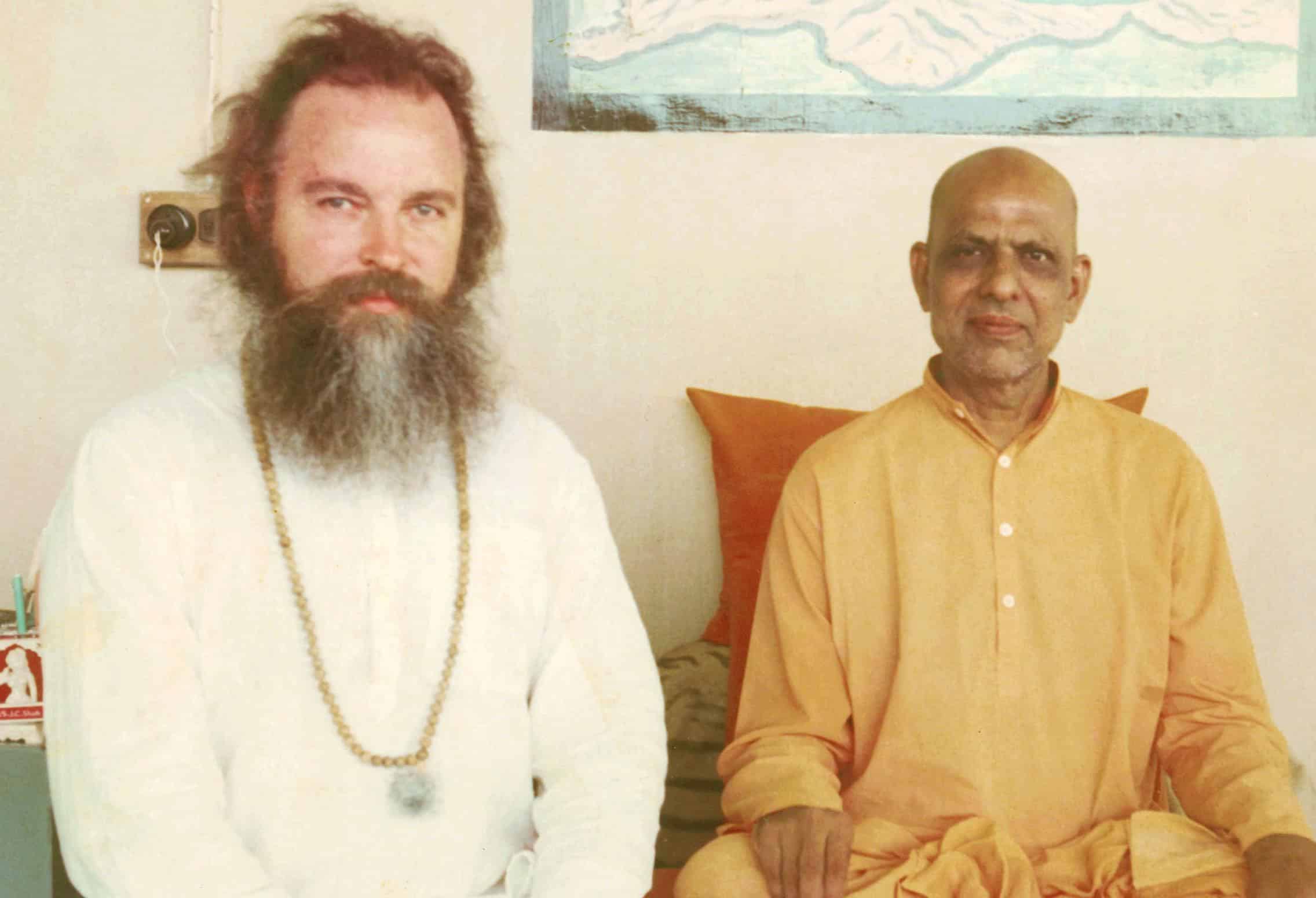 Charles Berner auprès de son maître Swami Kripalvananda, qui le nomme Yogeshwar Muni