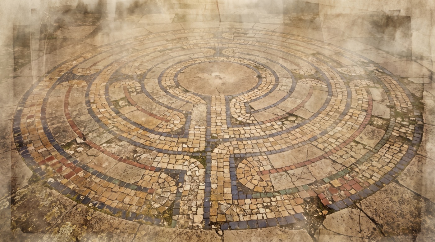 Connaissance de Soi : un labyrinthe ancien dont le chemin mène vers l'intérieur