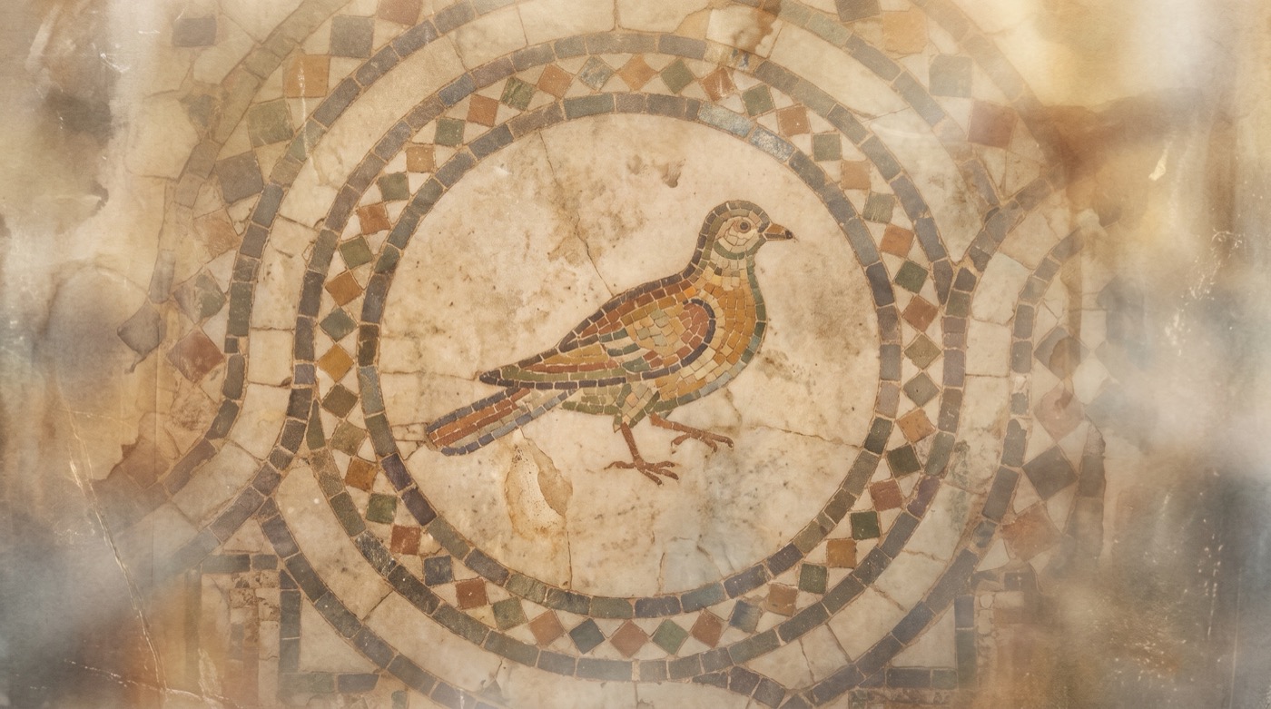 Guérir l'enfant intérieur : mosaïque ancienne d'un petit oiseau protégé par un cercle