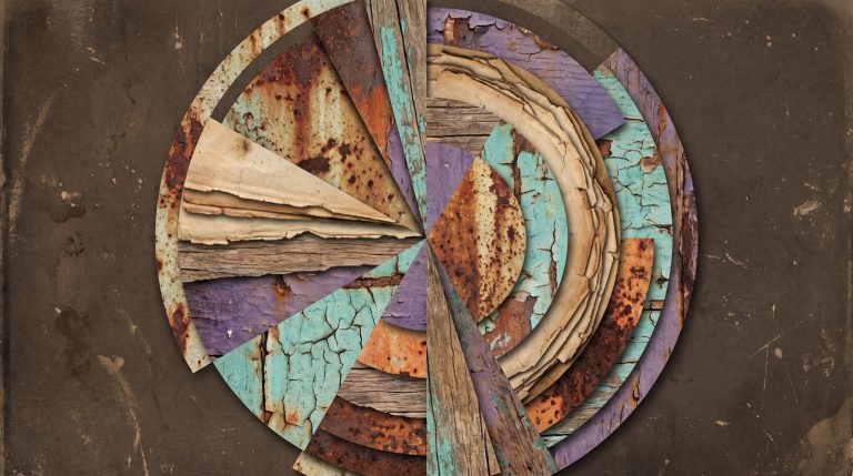 Karma : une roue faite de papiers déchirés, de métal rouillé et de bois