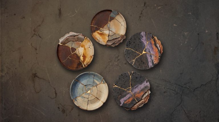 Les 5 blessures de l'enfance : cinq disques fêlés réparés à l'or, à la manière du kintsugi