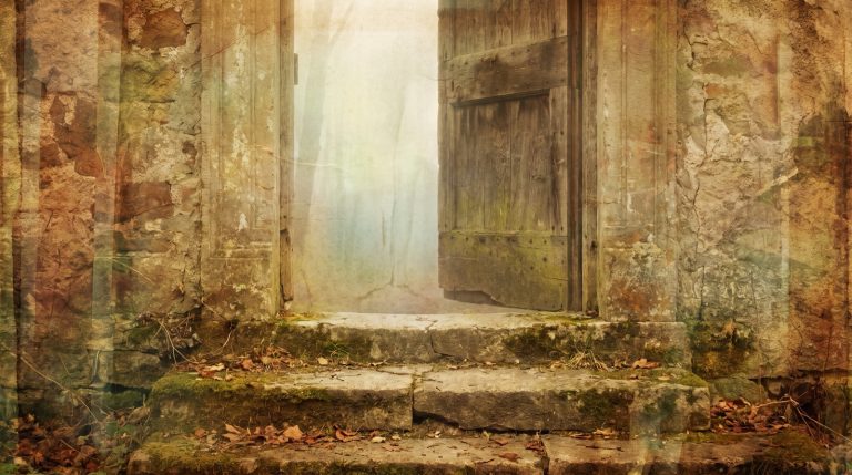 Maître spirituel : un seuil de pierre usé et une porte entrouverte sur une lumière brumeuse