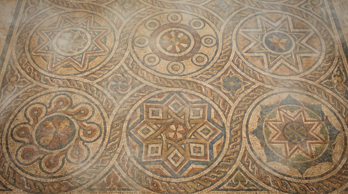 Les cinq besoins fondamentaux du NARM : cinq médaillons de mosaïque ancienne entrelacés