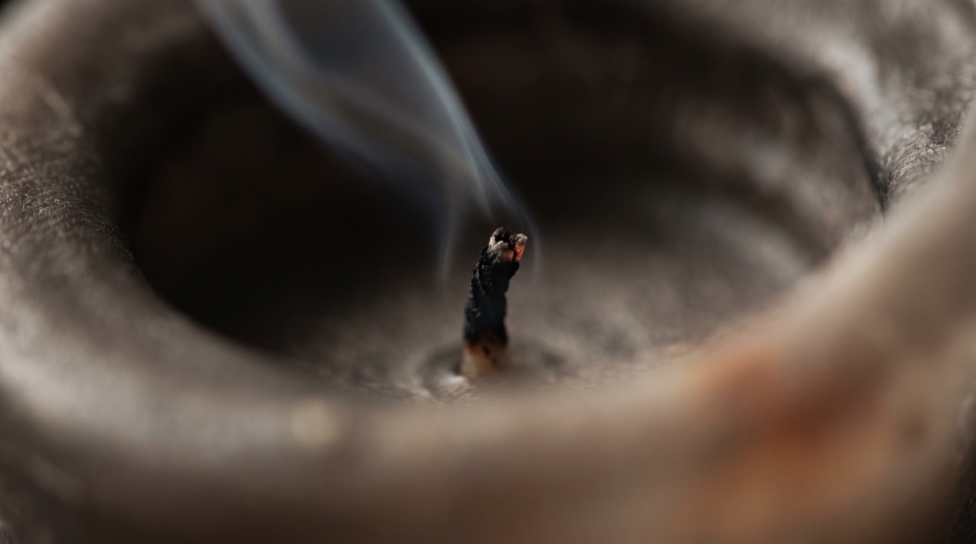 Peur de la mort : une bougie qui vient de s'éteindre, un mince filet de fumée dans l'obscurité