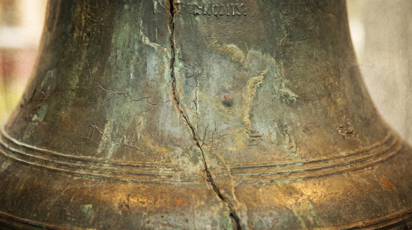 Ce que le temps dépose : la patine vert-de-gris d'une vieille cloche de bronze
