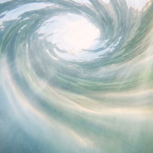 Tourbillon d’eau vu d’en dessous, montant vers une surface baignée de lumière — séminaire intensif « Qui suis-je ? »