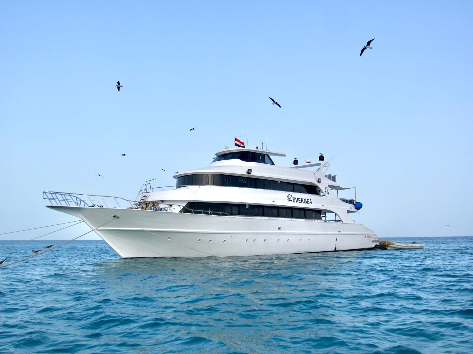 Le bateau en mer, sous le soleil