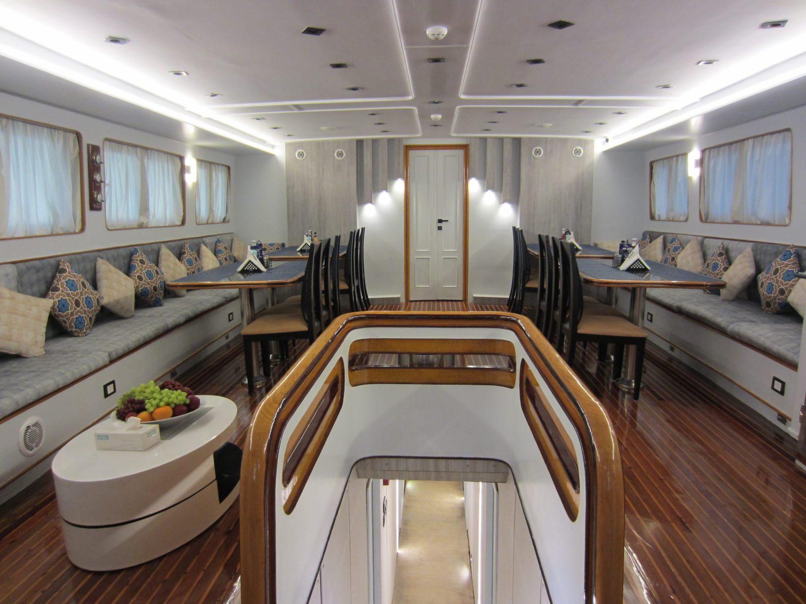 Le salon et la salle à manger du bateau