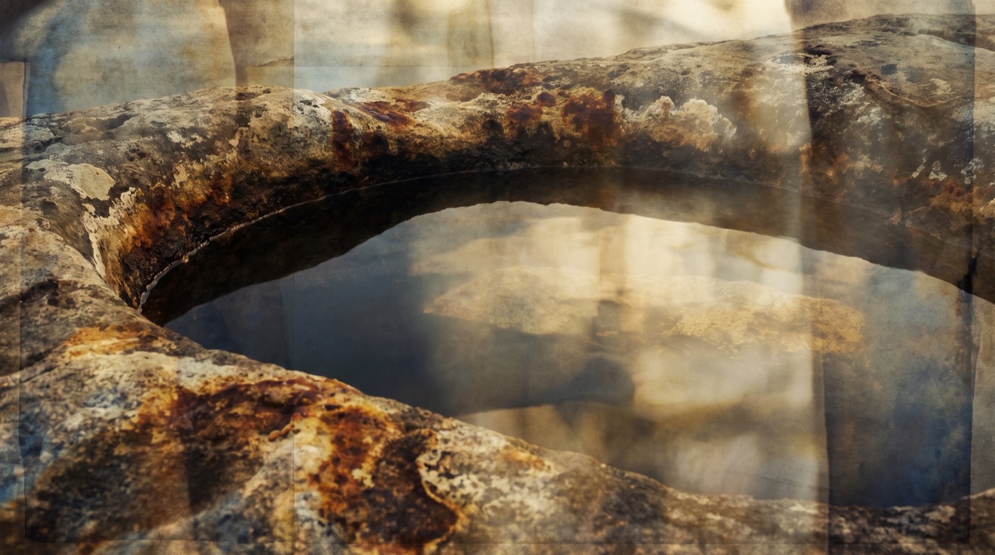Combler le vide intérieur : de l'eau sombre qui remplit le creux d'une pierre usée